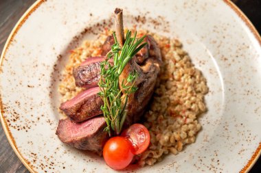 Mavi bir tabak üzerinde bir garnitür ile Knuckle et çanak. Koyu ahşap arka plan.