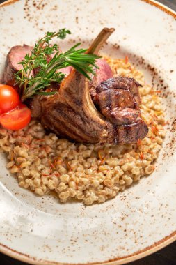 Mavi bir tabak üzerinde bir garnitür ile Knuckle et çanak. Koyu ahşap arka plan.