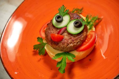  Restoran, ahşap arka planda çocuk menüsü sunmaktadır..