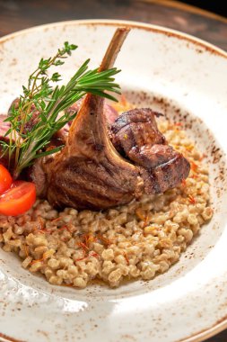 Mavi bir tabak üzerinde bir garnitür ile Knuckle et çanak. Koyu ahşap arka plan.