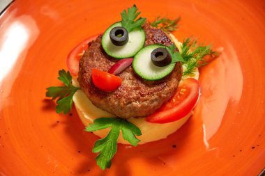  Restoran, ahşap arka planda çocuk menüsü sunmaktadır..