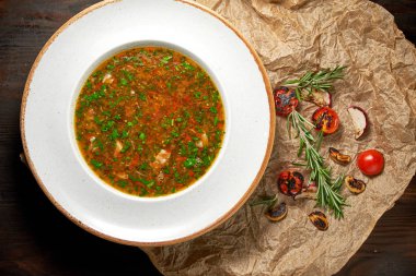 Yeşillikli Gürcü çorbası. Koyu ahşap arka plan. Restoran menüsü