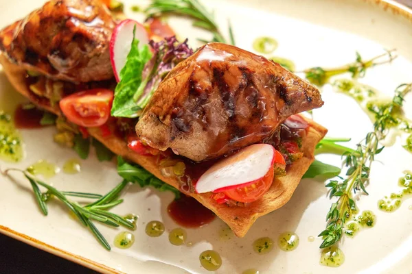 Parlak oval bir tabakta pide üzerine ızgara et. Koyu ahşap arka plan. Restoran menüsü