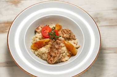 Beyaz pilavlı ızgara tavuk. Açık ahşap arka plan. Restoran menüsü