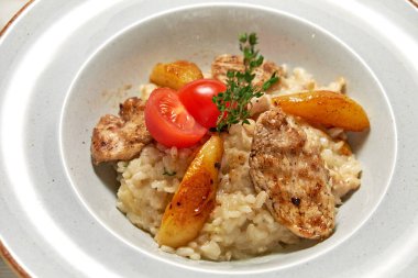 Beyaz pilavlı ızgara tavuk. Açık ahşap arka plan. Restoran menüsü