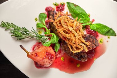 Beyaz tabakta armutlu et libiftek. Koyu ahşap arka plan. Restoran yemekleri.