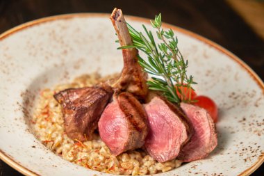 Mavi bir tabak üzerinde bir garnitür ile Knuckle et çanak. Koyu ahşap arka plan.