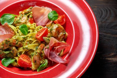 Karides li makarna ve pastırma. Koyu ahşap arka plan. Restoran menüsü