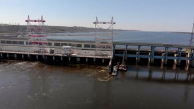 nehir üzerinde hidro elektrik santrali, helikopter ateş