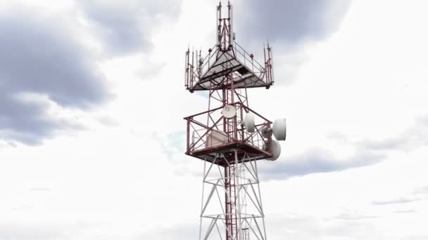 Latanie wokół wieży komunikacyjnej. Zdjęcia lotnicze z śmigłowcem — Wideo stockowe