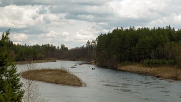 Menschen paddeln bei trübem Wetter auf dem Fluss. — Stockvideo