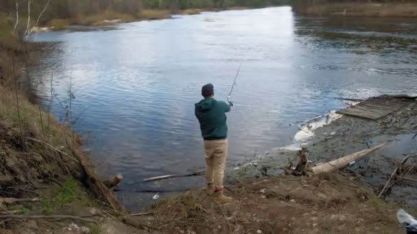 Dospělý muž chytá ryby na řece. — Stock video