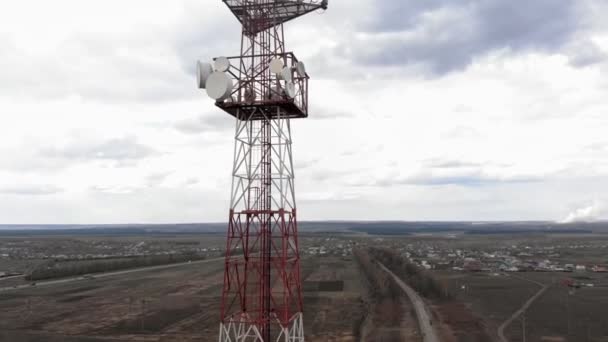 Volando alrededor de la torre de comunicaciones. Imágenes aéreas de un helicóptero — Vídeo de stock