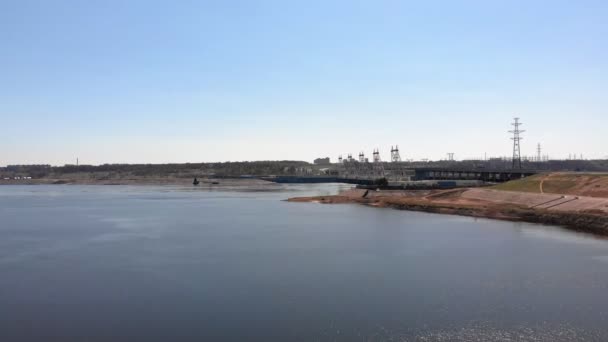 Hydro Power plant op de rivier, copter schieten — Stockvideo