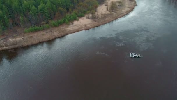 Рафтинг по реке. Воздушная стрельба с беспилотника — стоковое видео