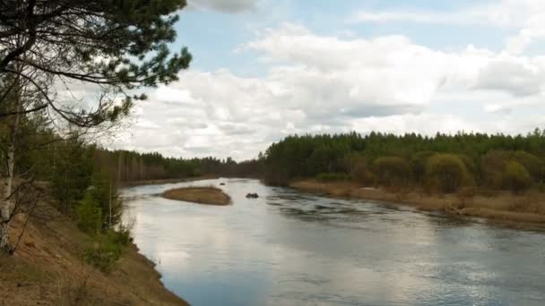 La gente pagaia lungo il fiume con il tempo nuvoloso . — Video Stock