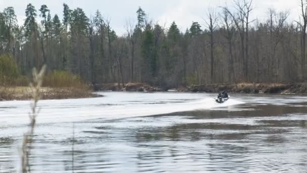 Menschen paddeln bei trübem Wetter auf dem Fluss. — Stockvideo