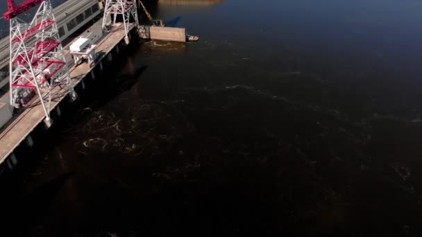 Wasserkraftwerk am Fluss, Hubschrauber schießen — Stockvideo