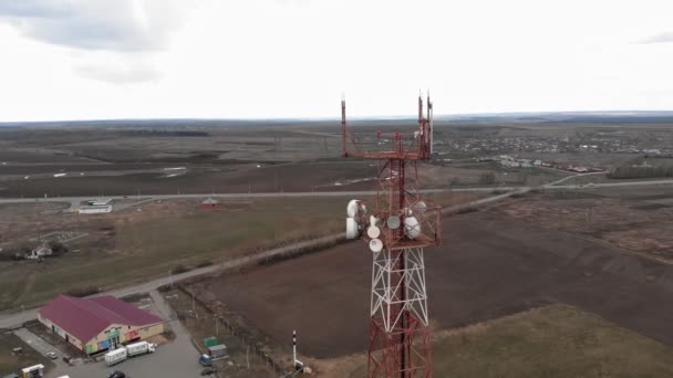 Volando alrededor de la torre de comunicaciones. Imágenes aéreas de un helicóptero — Vídeos de Stock