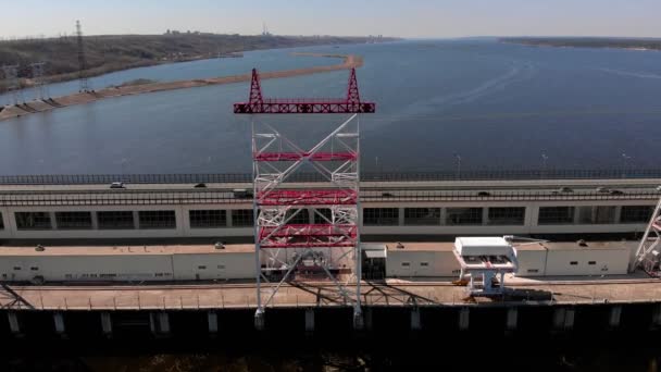 Centrale idroelettrica sul fiume, tiro all'elicottero — Video Stock