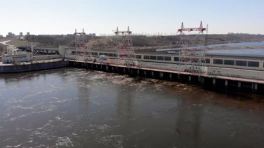 nehir üzerinde hidro elektrik santrali, helikopter ateş