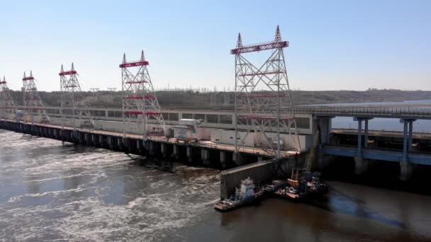 Εγκαταστάσεις υδροηλεκτρικής ενέργειας στο ποτάμι, — Αρχείο Βίντεο