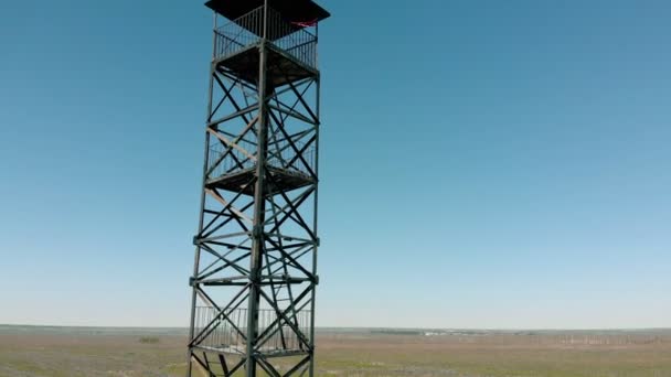 Металлическая башня в поле, воздушная стрельба — стоковое видео