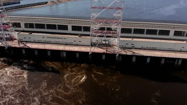 Central hidroeléctrica en el río, disparo de helicóptero — Vídeos de Stock