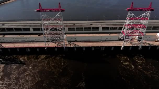 Central hidroeléctrica en el río, disparo de helicóptero — Vídeos de Stock