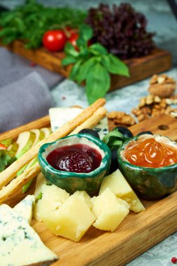 Tahta bir tahtada peynir tabağı. Restoran menüsü