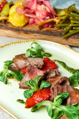 Carpaccio soslu ve ıspanaklı. Güzel servis yemekleri. Açık arka plan. Restoran menüsü