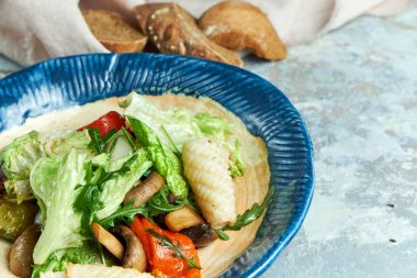 Kalamarlı sebze salatası. Güzel servis yemekleri. Açık gri arka plan. Restoran menüsü