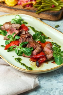 Carpaccio soslu ve ıspanaklı. Güzel servis yemekleri. Açık arka plan. Restoran menüsü