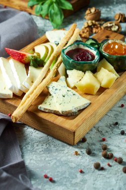 Tahta bir tahtada peynir tabağı. Restoran menüsü