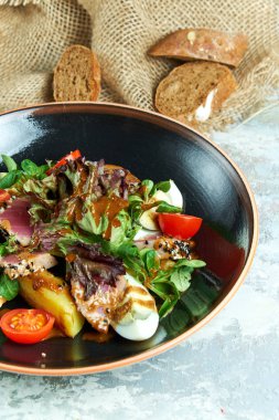 Sıcak Ton Balığı Salatası. Güzel servis yemekleri. Açık gri arka plan. Restoran menüsü