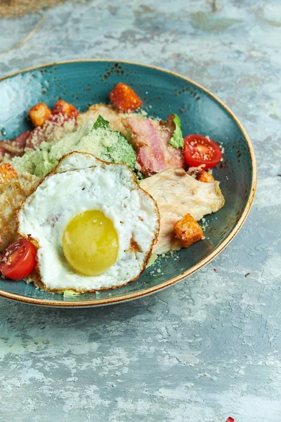 Kızarmış yumurtalı Sezar salatası. Güzel servis yemekleri. Açık gri arka plan. Restoran menüsü — Stok fotoğraf