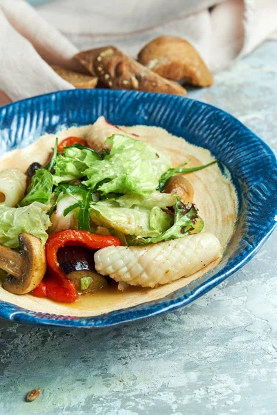 Kalamarlı sebze salatası. Güzel servis yemekleri. Açık gri arka plan. Restoran menüsü