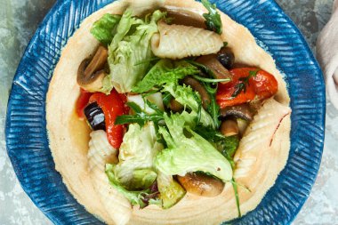 Kalamarlı sebze salatası. Güzel servis yemekleri. Açık gri arka plan. Restoran menüsü