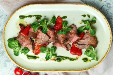 Carpaccio soslu ve ıspanaklı. Güzel servis yemekleri. Açık arka plan. Restoran menüsü