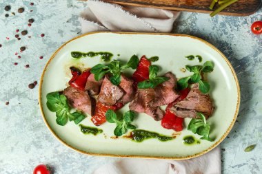 Carpaccio soslu ve ıspanaklı. Güzel servis yemekleri. Açık arka plan. Restoran menüsü