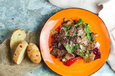 Sığır eti salatası. Güzel servis yemekleri. Açık gri arka plan. Restoran menüsü