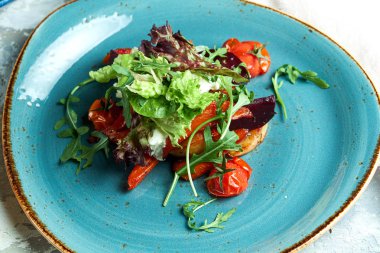 Arugula, biber, pancar ve domates ile Sıcak sebze salatası. Güzel servis yemekleri. Açık gri arka plan. Restoran menüsü