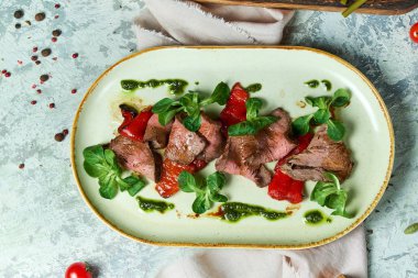 Carpaccio soslu ve ıspanaklı. Güzel servis yemekleri. Açık arka plan. Restoran menüsü