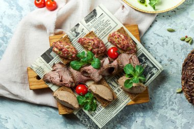 Soğuk etli atıştırmalıklar. Güzel servis yemekleri. Açık gri arka plan. Restoran menüsü