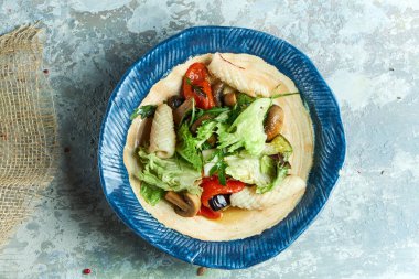 Kalamarlı sebze salatası. Güzel servis yemekleri. Açık gri arka plan. Restoran menüsü