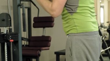 Spor salonundaki adam. Fitness. Sağlıklı yaşam tarzı