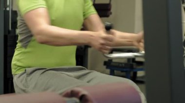 Kilolu adam, spor salonunda daha az istek, sırt egzersizleri paylaşıyor. Fitness. Sağlıklı yaşam tarzı