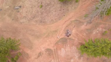 Turkuaz su ile bir krater içinde güzel göl. Copter ateş.