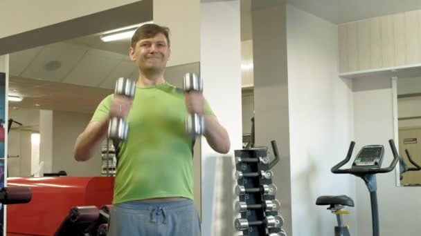 Mannen i gymmet. Fitness. Hälsosam livsstil — Stockvideo