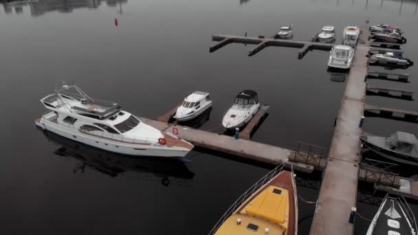 Aanlegsteiger boten op de rivier. Lucht schieten vanuit de drone — Stockvideo